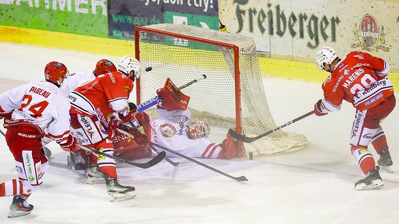 Rihards Marenis EPC erzielt das 1:0 für den EPC Philipp Dietl im Landhuter Tor ohne Chance 