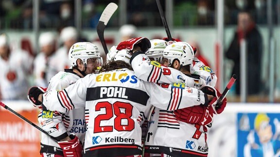Torjubel Eispiraten zum 0:1 mit Patrick Pohl 28, Eispiraten Crimmitschau, Mathieu Lemay 17, Eispiraten Crimmitschau und Andre Schietzold 13, Eispiraten Crimmitschau.