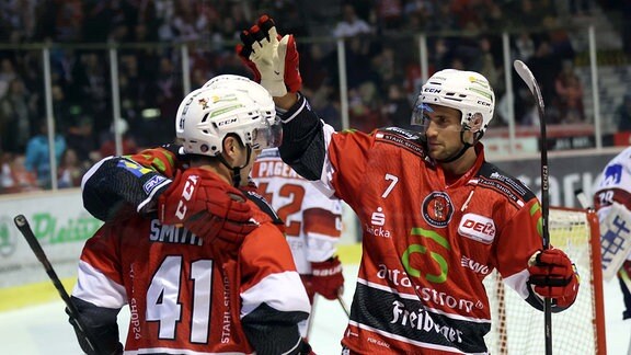 Eispiraten - Landshut  Vincent Saponari EPC erzielt hier das 1:1 für Crimmitschau  verdeckt Colin Smith 41 und Tobias Lindberg 7 