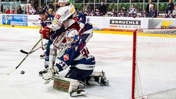 Ole Olleff (15, Eispiraten Crimmitschau) scheitert aus kurzer Distanz an Jonas Langmann (34, Goalie, Ravensburg Towerstars).