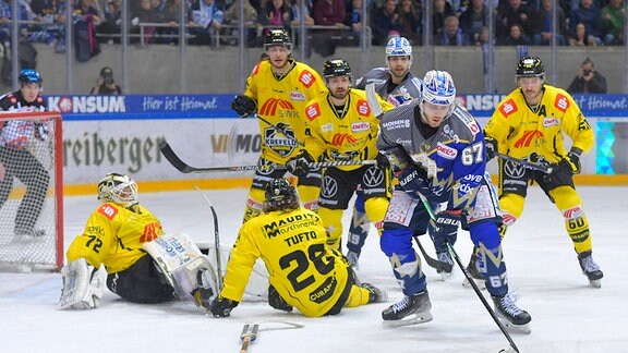 Dresdens Tom Knobloch versucht es erfolglos, Krefelds Torwart Sergei Belov ohne Schläger