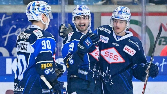 Jubel der Eislöwen, v.l.: Arturs Kruminsch 90,  Philipp Kuhnekath 19 und David Rundqvist 63