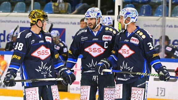 v.l.: Johan Porsberger 88, Dresden, Jordan Knackstedt 9, Dresden und David Suvanto 33, Dresden.