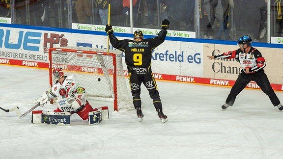 Torjubel bei Marcel Mueller (Krefeld Pinguine, 09)