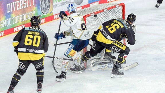 Tomas Andres Dresdner Eislöwen, 92 schiesst Dresden zum 2:2.