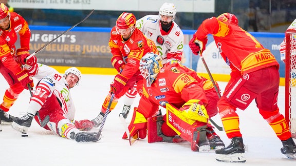 Jamal Watson 42, ESV Kaufbeuren, Lois Spitzner 97, Eispiraten Crimmitschau, Simon Schütz 97, ESV Kaufbeuren, Daniel Fießinger 30, ESV Kaufbeuren und Joey Lewis 11, ESV Kaufbeuren beim Spiel ESV Kaufbeuren v Eispiraten Crimmitschau