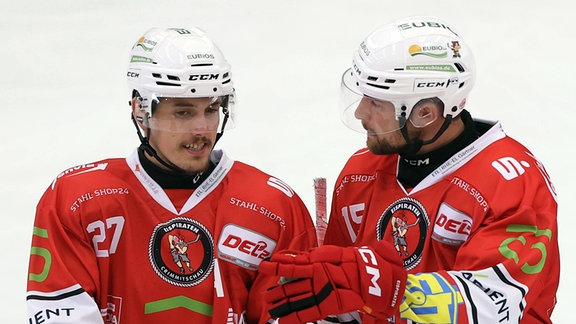 Die Eishockeyspieler Thomas Reichel (27) und Ole Oleff (15), beide EPC Crimmitschau Sachsen