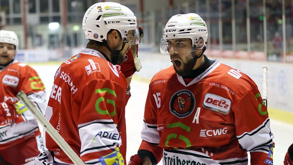 Tobias Lindberg EPC rot nach seinem 1:1 freut sich Lindberg l. mit Ole Olleff rechts beide EPC.