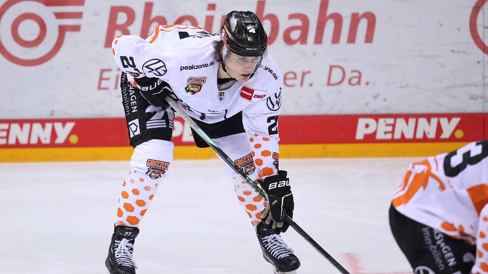 DEL-2-Eispiraten-gewinnen-Topspiel-F-chse-klettern-Eisl-wen-verlieren