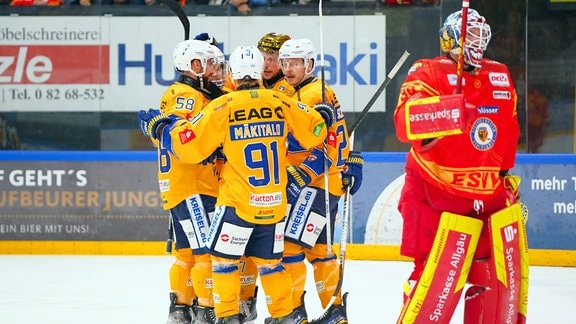 Team Lausitzer Füchse beim Spiel ESV Kaufbeuren v Lausitzer Füchse