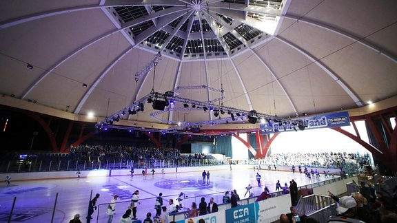 Eishalle des s.g. Kohlrabizirkus, eine ehemalige Markthalle,  jetzt Heimstatt der Icefighters Leipzig