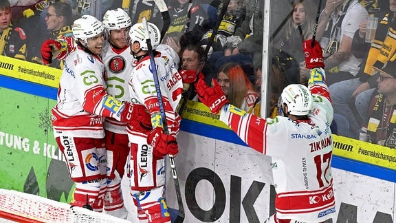 Krefeld Pinguine vs. Eispiraten Crimmitschau am 11.10.2024 in der Yayla Arena in Krefeld Torjubel bei den Crimmitschauern nach dem Ausgleich