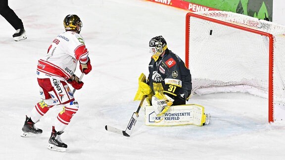 Krefeld Pinguine vs Eispiraten Crimmitschau am 11.10.2024 in der Yayla Arena in Krefeld Crimmitschaus Tobias Lindberg Nr.7 trifft zum 1:2 nach Verlängerung