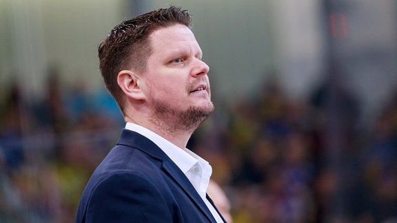 Portrait des Trainers Väkiparta am Spielfeldrand