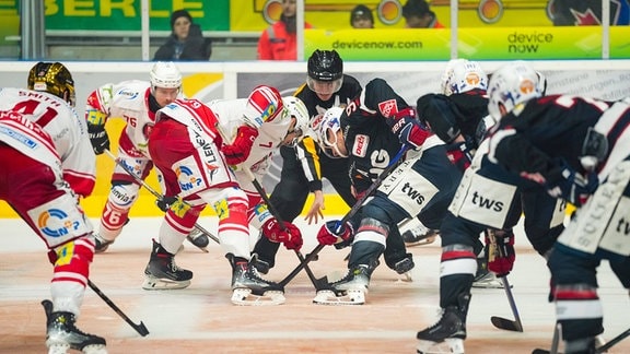 Eishockey-Mannschaften bei Anstoß