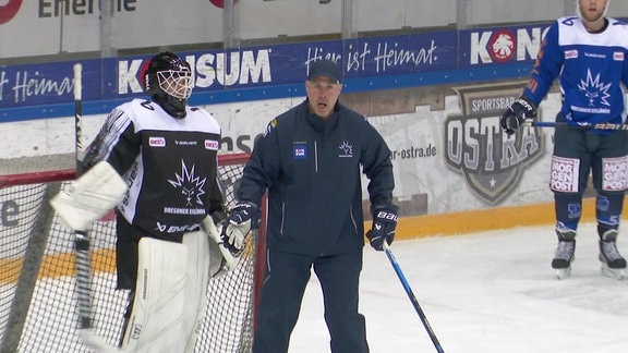 Dresdens Coach Corey Neilson auf dem Eis beim Training neben seinem Keeper