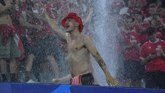 Fans feiern im Sommerregen
