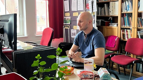 Jens Sauerbier an seinem Arbeitsplatz im Büro des Behindertensportverbands