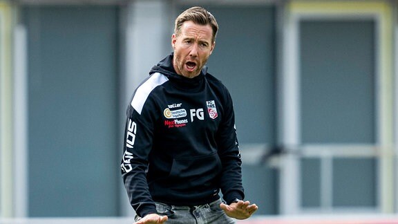Testspiel Rot-Weiß Erfurt - Borussia Dortmund - Erfurts Trainer Fabian Gerber gibt Anweisungen.