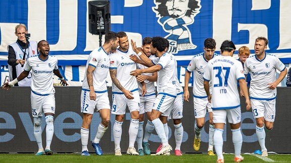 Die Mannschaft freut sich mit Luc Castaignos von 1. FC Magdeburg über den Ausgleich zum 1:1.