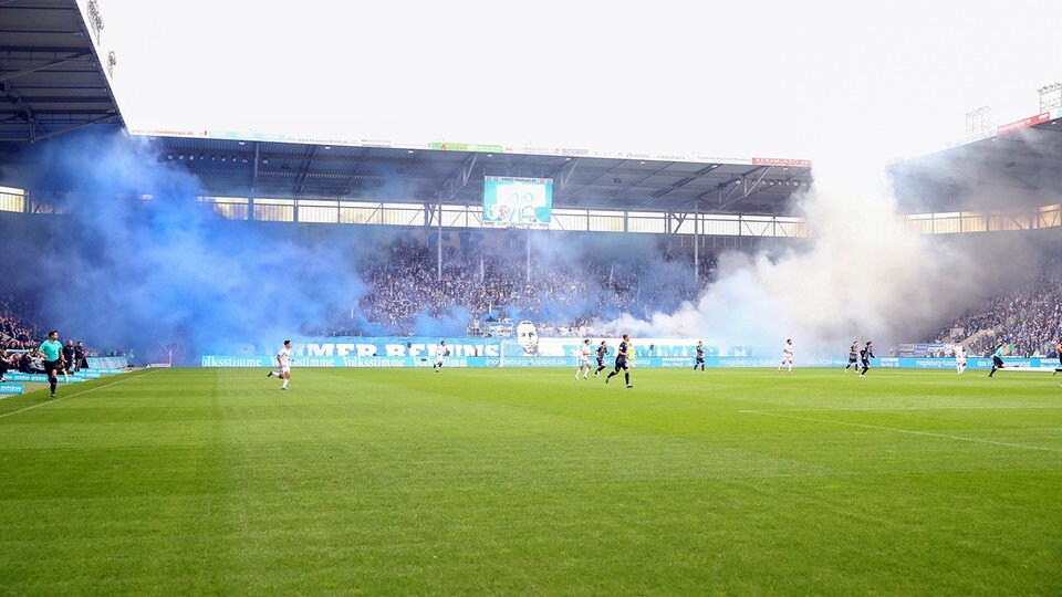 Fußball: 1. FC Magdeburg Wird Nach Pyro Zur Kasse Gebeten | MDR.DE