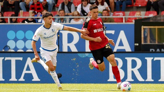 Daniel Elfadli (1.FC Magdeburg) gegen John Iredale (SV Wehen Wiesbaden)