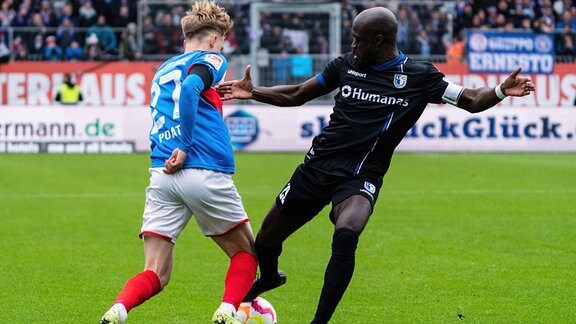 Finn Porath (Holstein Kiel 27) gegen Amara Conde (1. FC Magdeburg 29) 