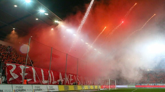 Fans des FSV Zwickau zünden Pyrotechnik.