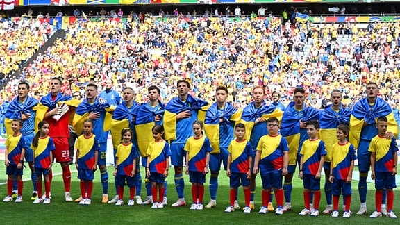 Spieler der Ukraine singen die Nationalhymne