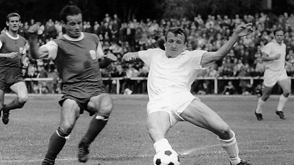 Alois Glaubitz (re., Zwickau) gegen Roland Ducke (Jena) Fußball Herren DDR-Oberliga 1966/1967