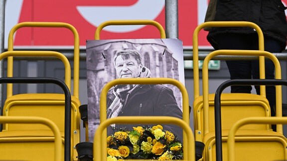 Der Sitzplatz von Hans-Jürgen Dörner auf der Tribüne ist geschmückt.