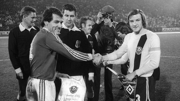 Begrüßung der Spielführer Georg Volkert und Hans-Jürgen Dörner 1974