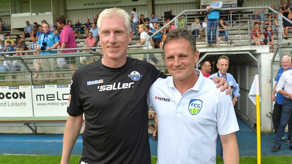 Rob Reekers (Co Trainer SC Paderborn 07, links) und sein ehemaliger Mitspieler Heiko Bonan (Trainer FC Gütersloh, Ex-Profi) Fußballstadion.