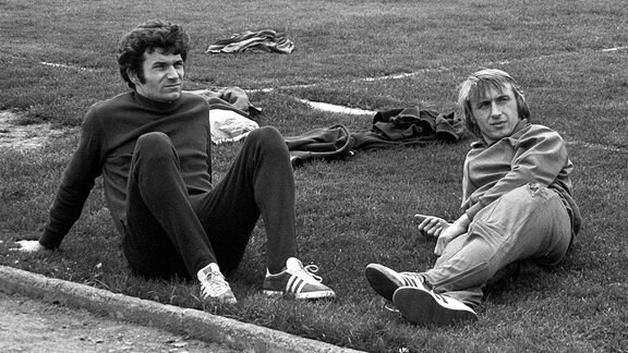 Wolfram Löwe (li.) und Joachim Streich relaxen am Rande des Trainings.
