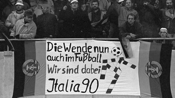 DDR Fanblock freut sich während des letzten DDR Länderspiels in Wien gegen Österreich auf die Teilnahme an der Weltmeisterschaft 1990 in Italien - Die Wende nun auch im Fußball.