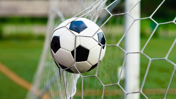 Fußball fliegt ins Netz