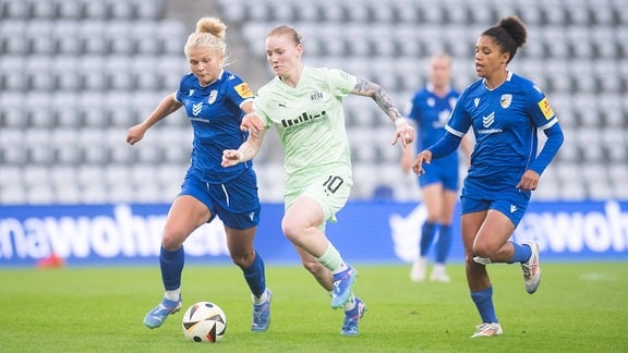 Fiona Gaißer gegen Natasha Kowalski und Josephine Bonsu