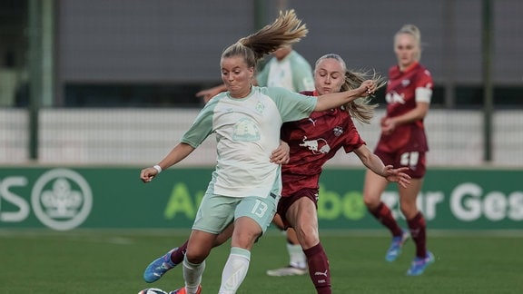 Ricarda Walkling (SV Werder Bremen, 13) und Lou-Ann Joly (RB Leipzig, 6) im Zweikampf