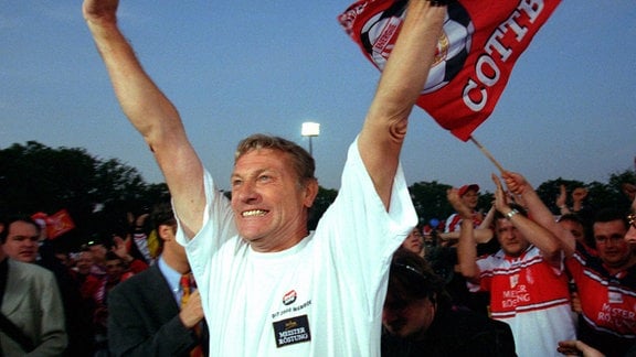 Trainer Eduard Geyer (Energie) bejubelt in Mitten feiernder Fans den Aufstieg.