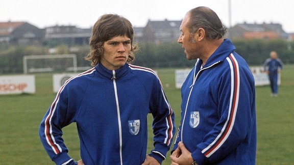 Trainer Heinz Krügel (re.) gibt Jürgen Pommerenke (beide Magdeburg) während des Trainings Anweisungen