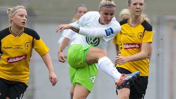 Anja Lunch schießt den Fussball beim DFB Pokal der Frauen