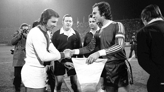 Die Mannschaftskapitäne Manfred Zapf und Franz Beckenbauer beim Wimpeltausch