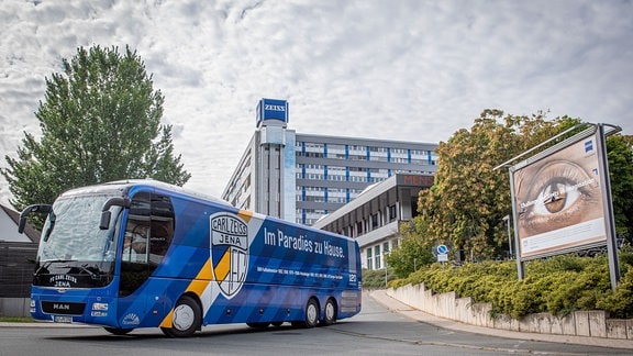 Der Teambus des FC Carl Zeiss Jena vor einem Gebäude des erneuten Kooperationspartners ZEISS.