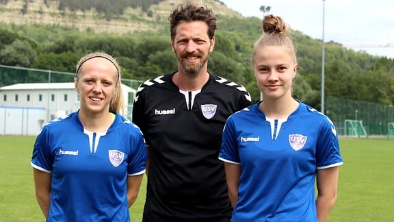 (v. li.) Jitka Chlastáková, USV-Trainer Christopher Heck und Karla Görlitz