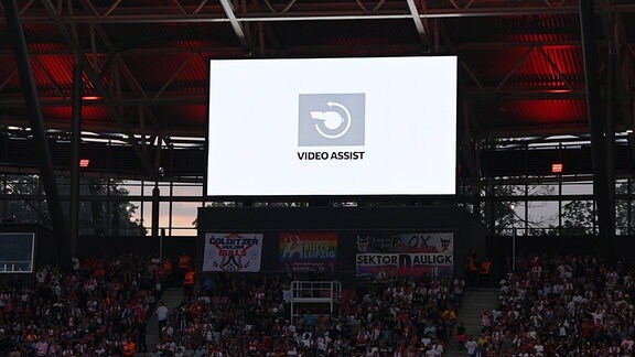 Anzeigentafel mit Video Assist in der Arena in Leipzig.