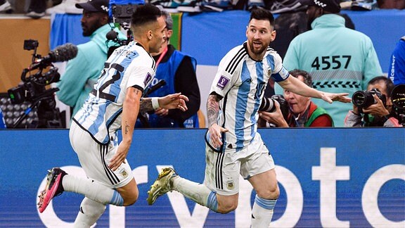 Lionel Messi feiert sein Tor beim Spiel gegen Frankreich, während der WM in Quatar, 2022.