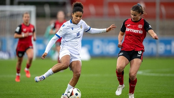 Zweikampf zwischen Josephine Bonsu FC Carl Zeiss Jena, 23 und Katharina Piljic Bayer 04 Leverkusen