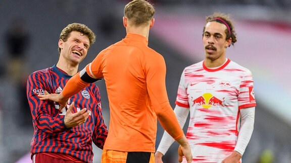 Thomas Müller FCB 25, Manuel Neuer FCB 1 und Yussuf Poulsen RB Leipzig 9