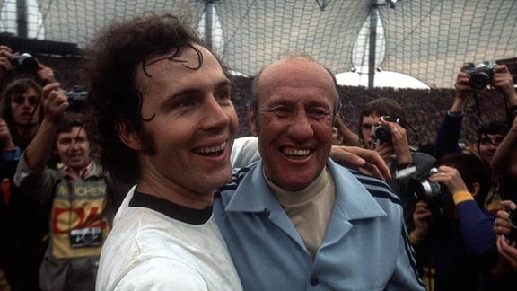 Franz Beckenbauer (li.) mit Bundestrainer Helmut Schön.