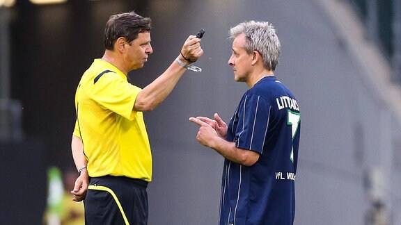 Im Gespräch - Pierre Littbarski (VfL Wolfsburg) mit Referee Bernd Heynemann